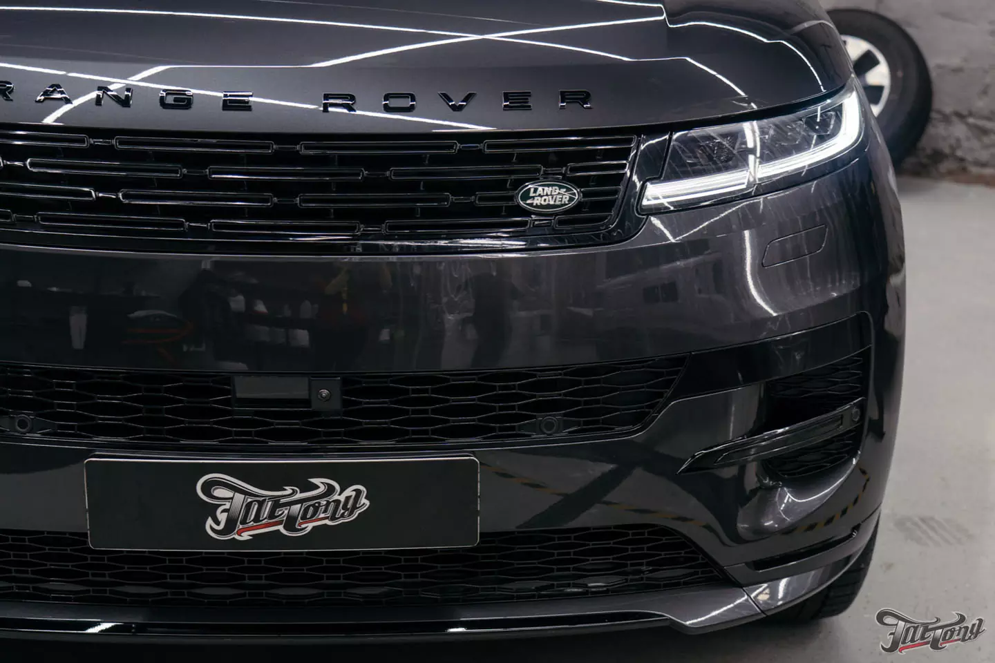 Оклеили Range Rover Sport в глянцевый полиуретан. Чистка салона и покрытие керамикой